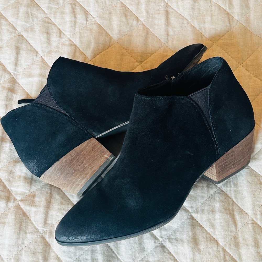 🆕 Nordstrom Caslon Brand Nora Bootie in
Black Suede, 11M. Never worn! 🤠🖤✨
